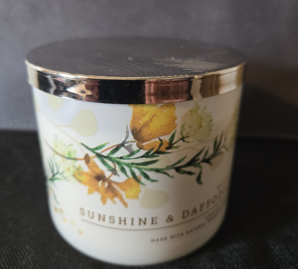 New Bath & Body Works Sunshine & Daffodils 3 Wick Candle - White and Silver
